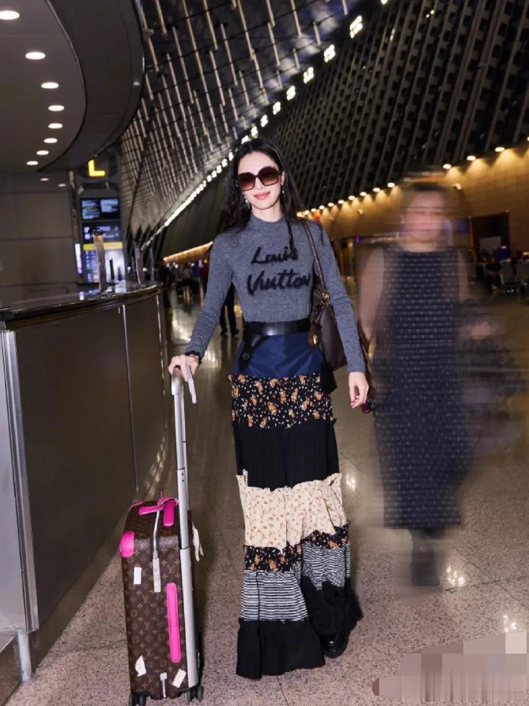 上海机场偶遇当红顶流女明星，五官真的非常的立体，眼睛好大好美