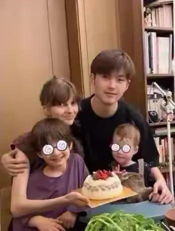 偶遇董力阿诺带儿子游北京，一家三口身高气质出众，7岁儿子好高