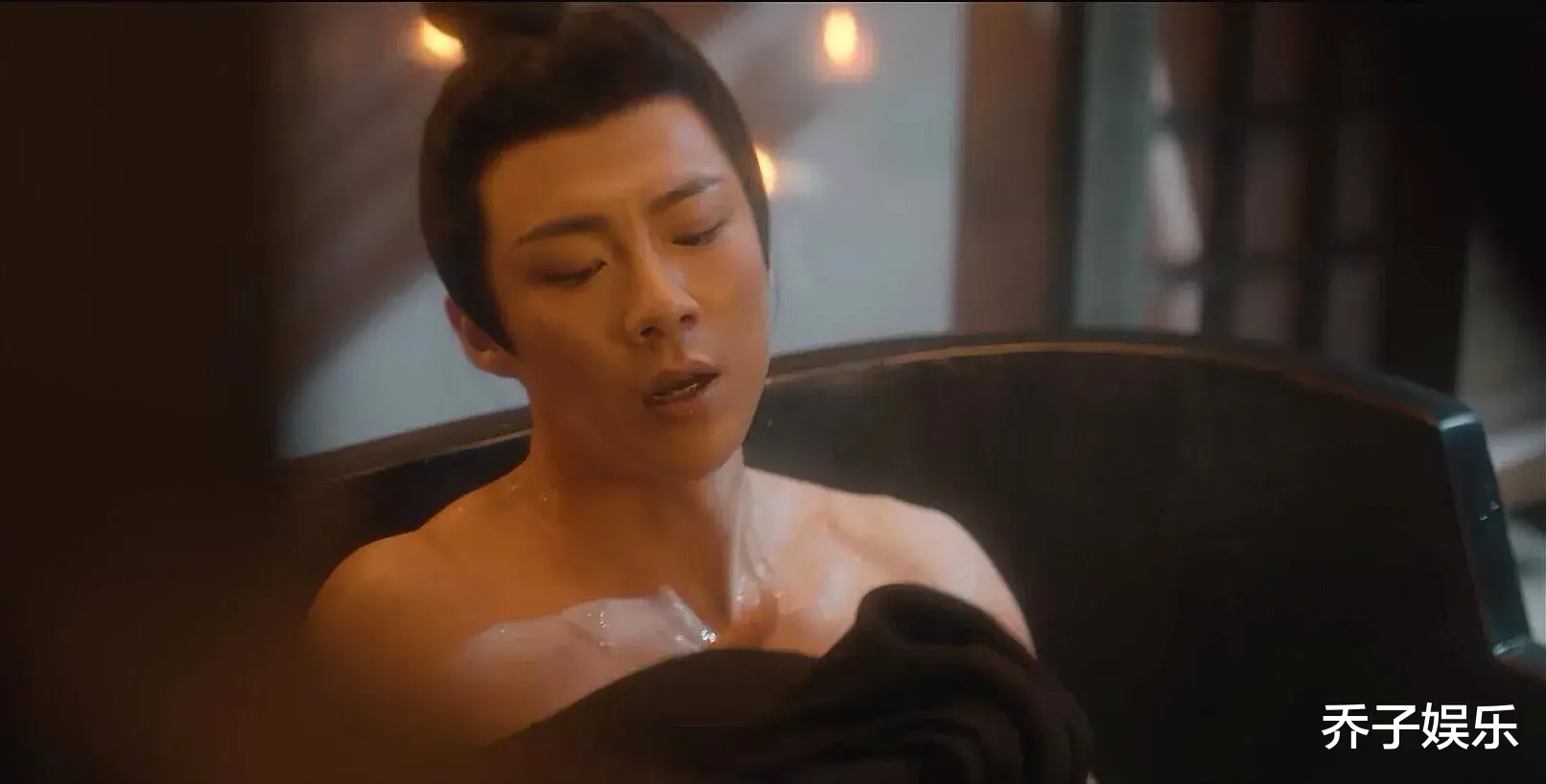 同演“泡澡戏”，把33岁肖战与35岁刘宇宁放一起对比，竟难分伯仲