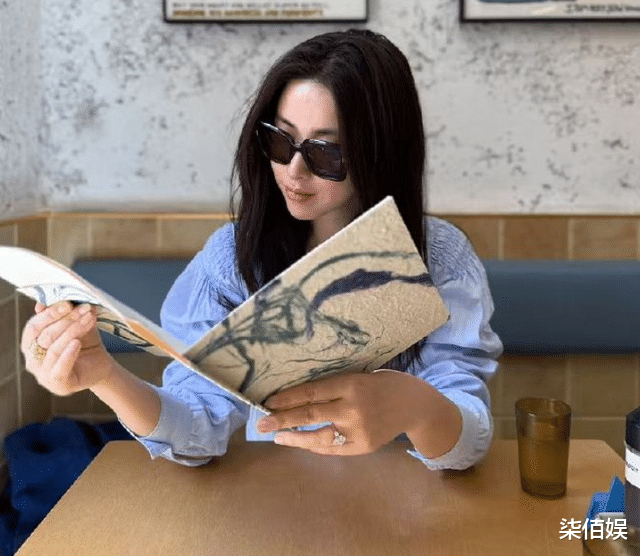 朱珠刚杀青就与老公约会，腹部凸起像怀二胎，王昀佳抬头纹抢镜