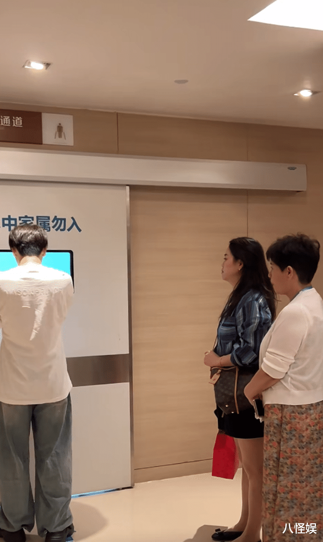 李心艾官宣生女,婆婆看着也就40出头巨年轻,帮扎头发按摩好温柔