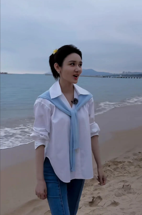 央视主持龙洋三亚穿搭，35岁还是这么美，笑起来还有酒窝