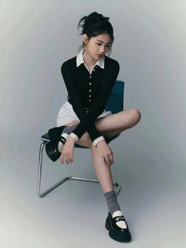 张籽沐，08年生的小童星，17岁超短裤露腰大长腿，太有感觉了！