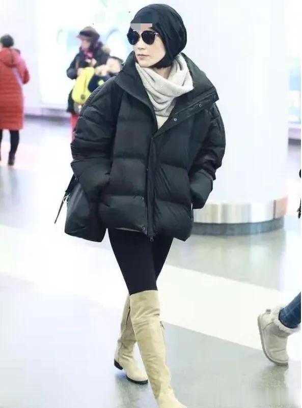 俞飞鸿的中年穿搭真时髦！黑色羽绒服+打底裤+长筒靴，洋气又高级