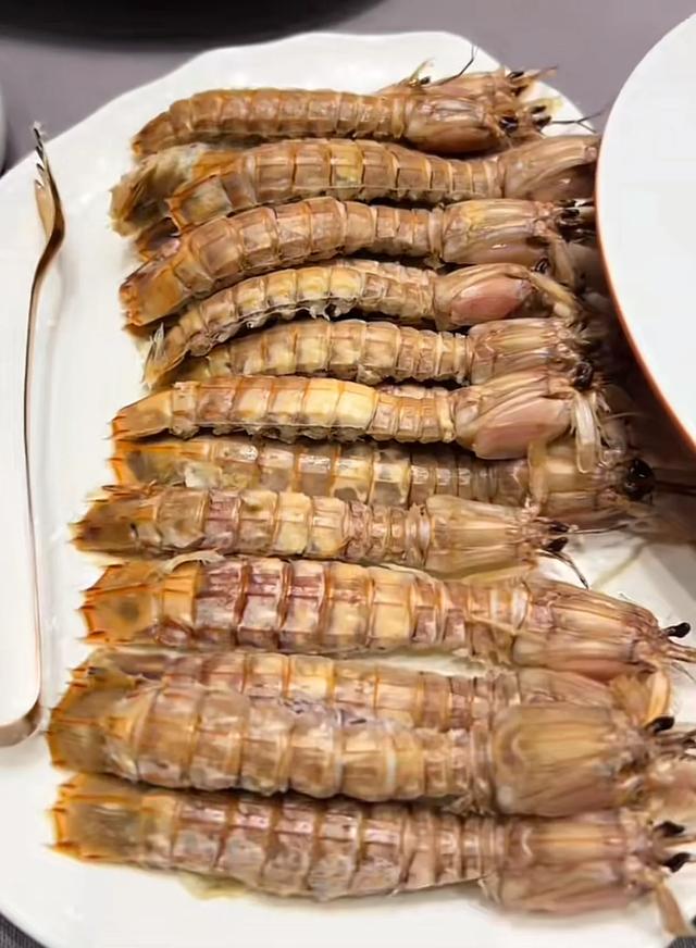 五一假期！黄晓明陈梦现身家庭聚餐，海鲜大餐诱人，俩人喝开心了