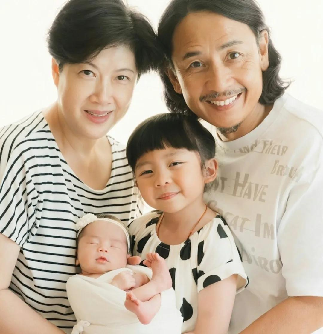 前TVB男星感恩母亲留遗产,太太高龄诞女赞女人好伟大