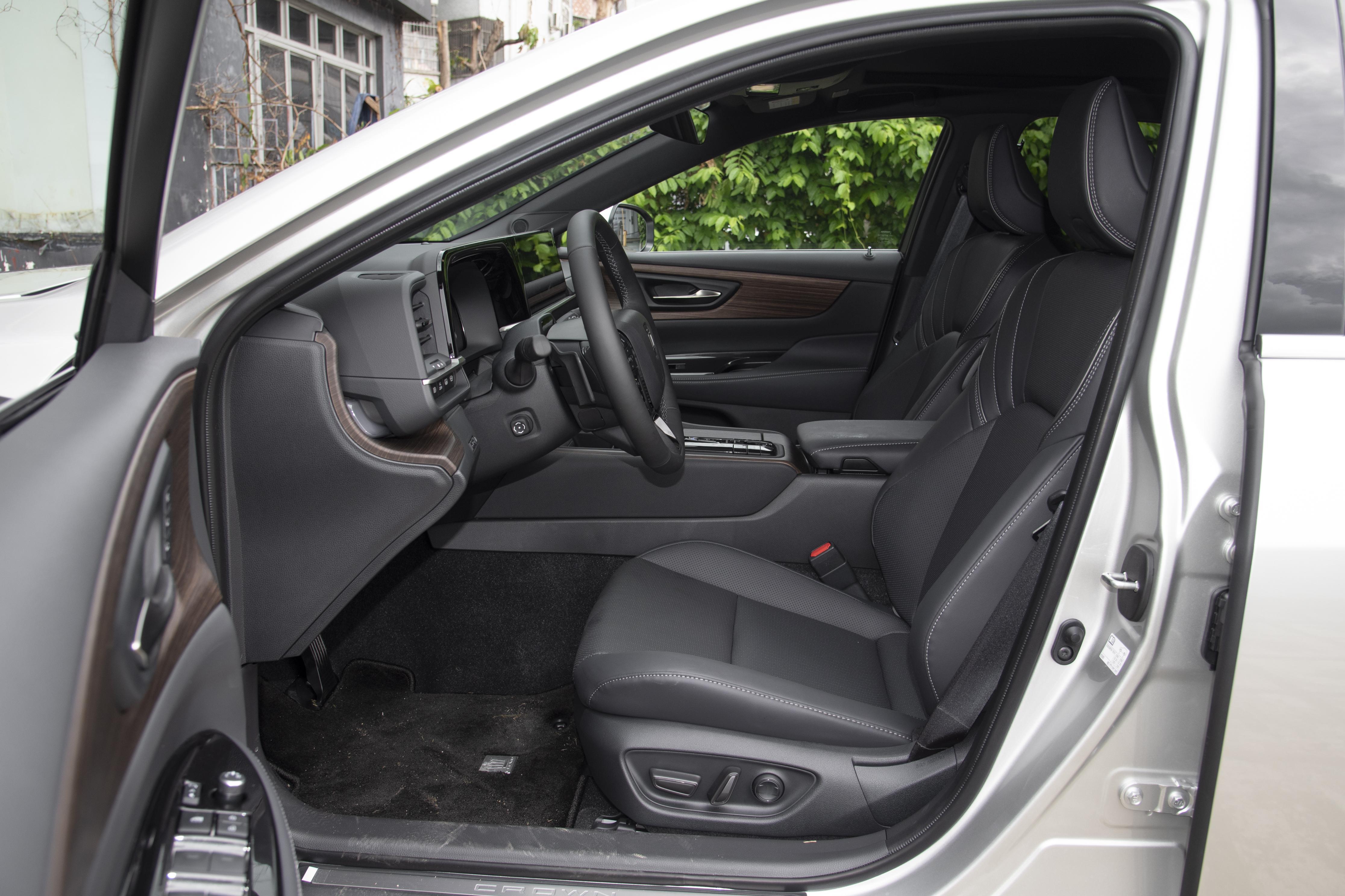 雷克萨斯 ES 和 进口皇冠 Sedan怎么选？看完精准锁定适配款 对比分析