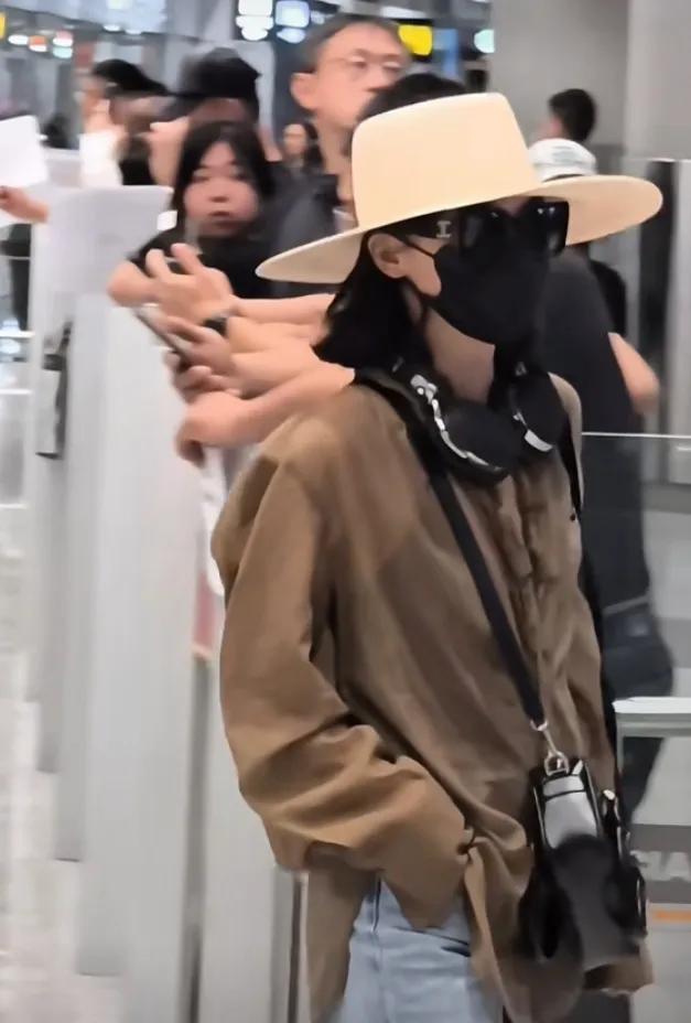 辛芷蕾威尼斯电影节回京，穿棕上衣搭牛仔裤，戴宽檐帽又飒又美