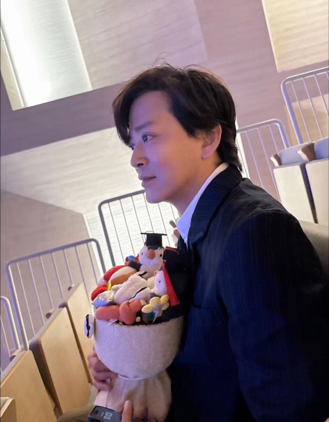 陈晓东参加女儿升学典礼,11岁女儿被推后表情抢镜