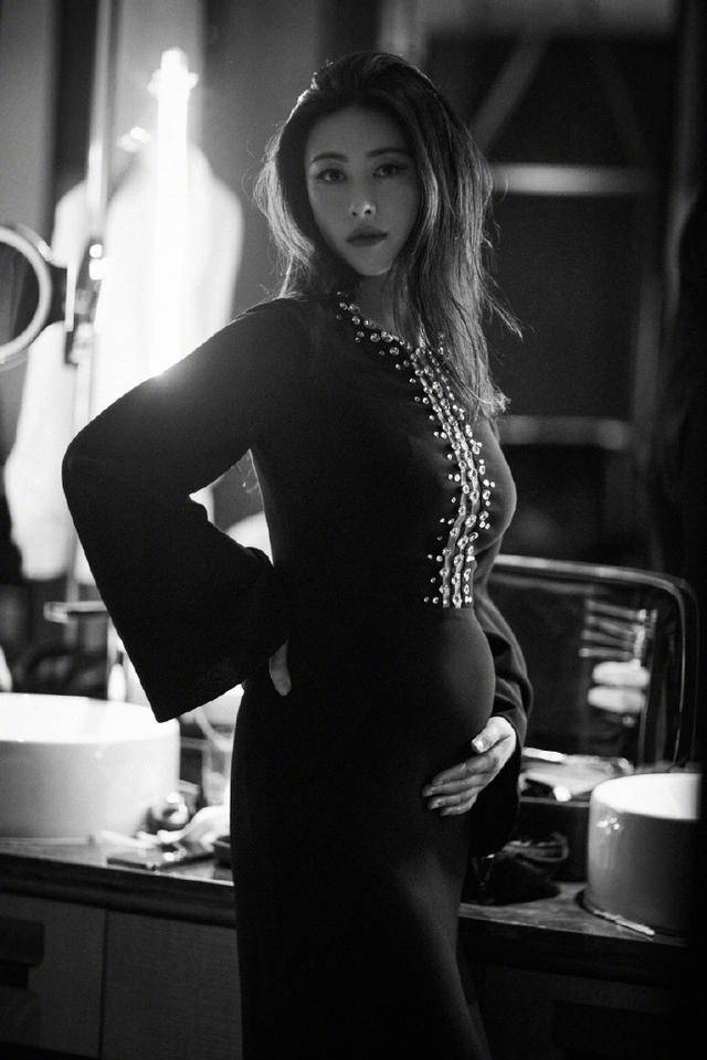 朱珠逛街被偶遇，背香奈儿打扮贵气，给4岁女儿买打折衣服好会过