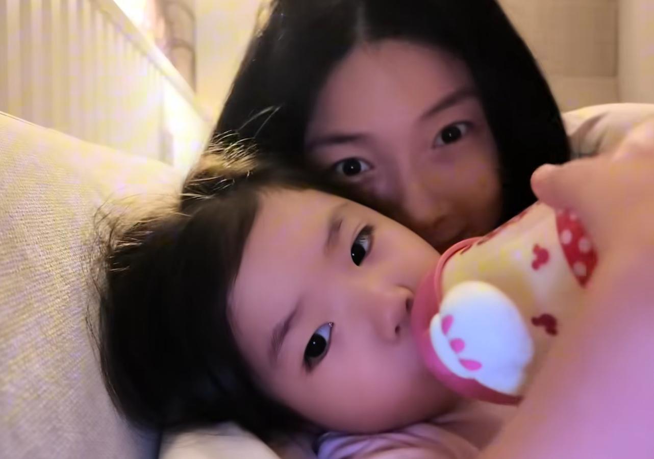 程晓玥孕7月澳洲养胎，婆婆出镜给女儿洗澡，老公在别墅游泳减肥