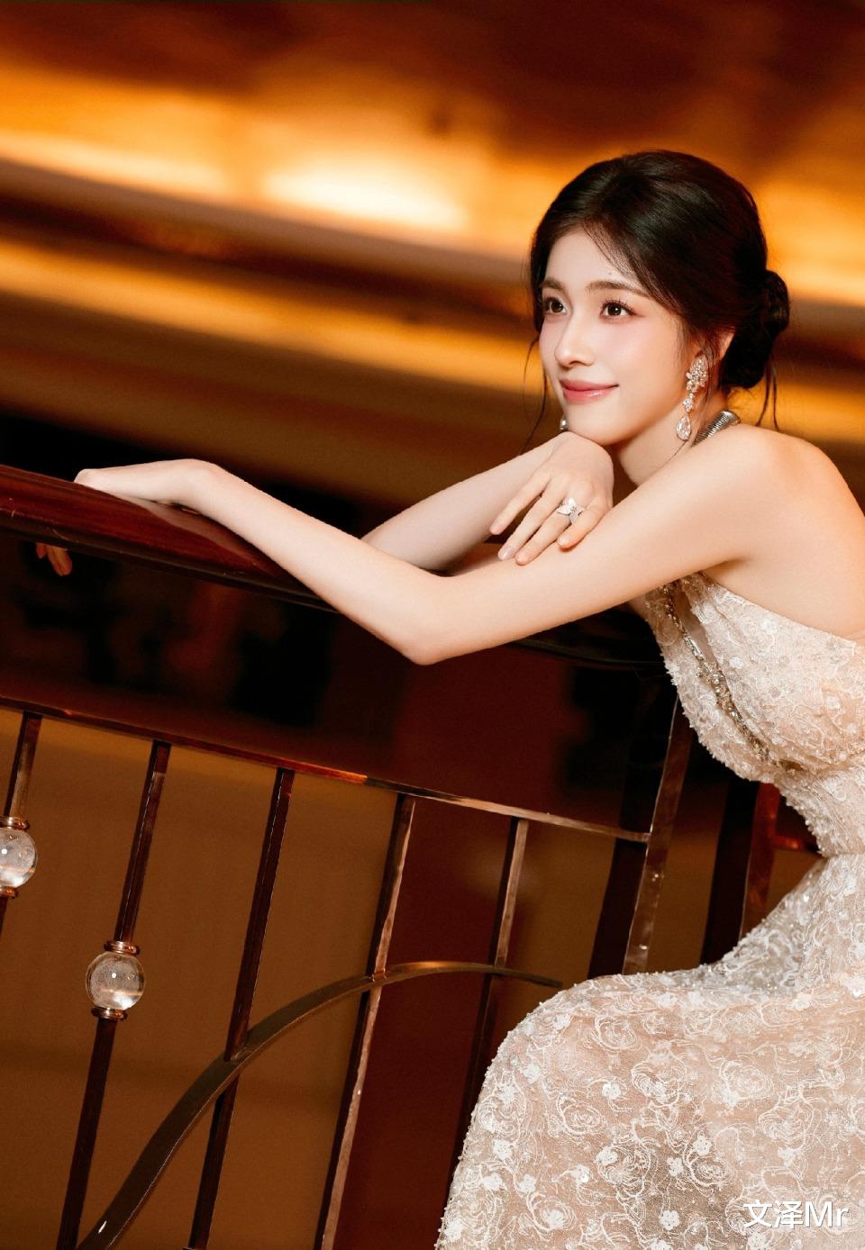 楼梯转角的那抹鎏金，钟丽丽的优雅侧影，温柔妩媚！
