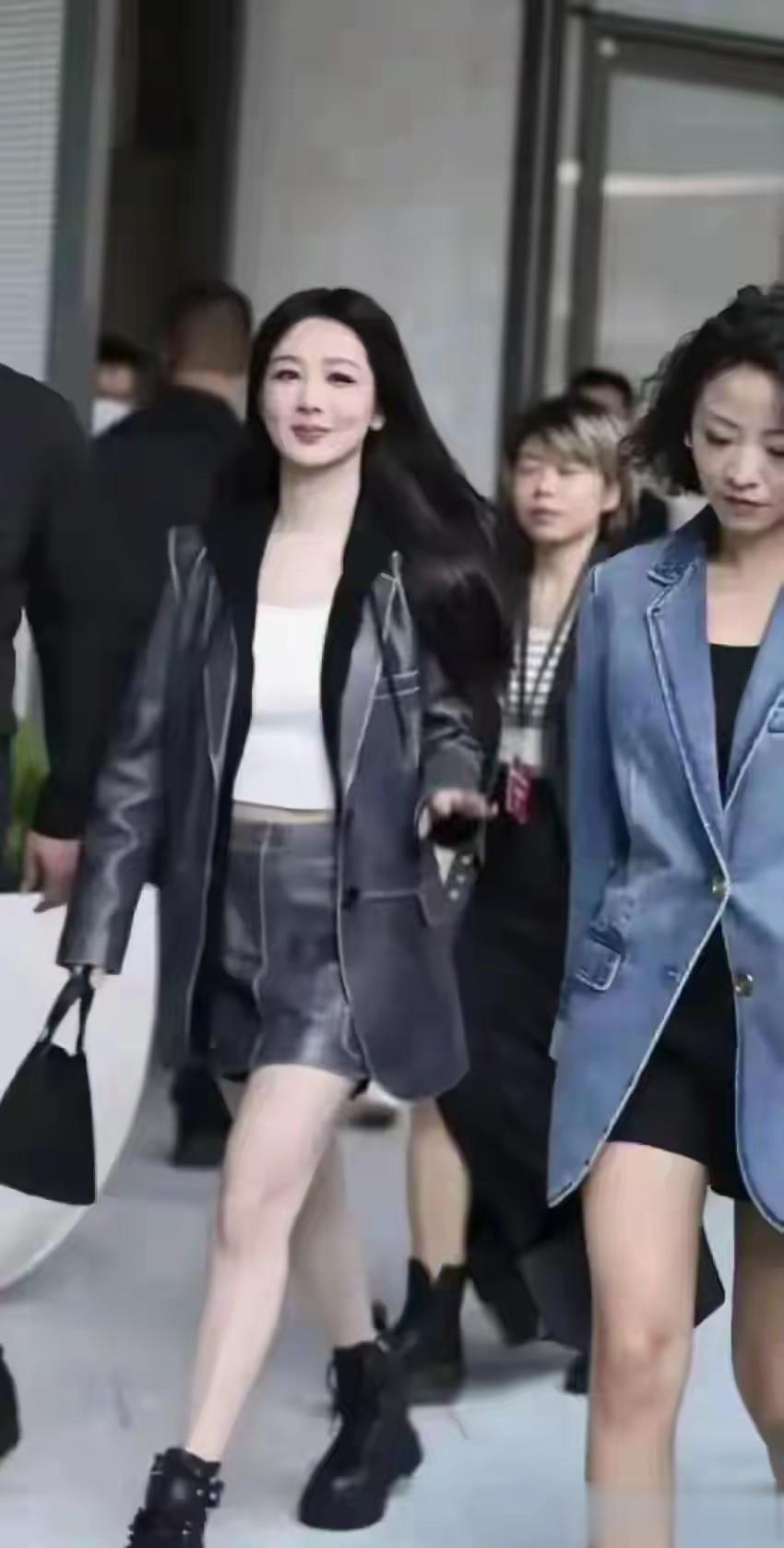 口罩帽子全白给！杨紫青海街头被“秒认”，国民度再掀热议狂潮