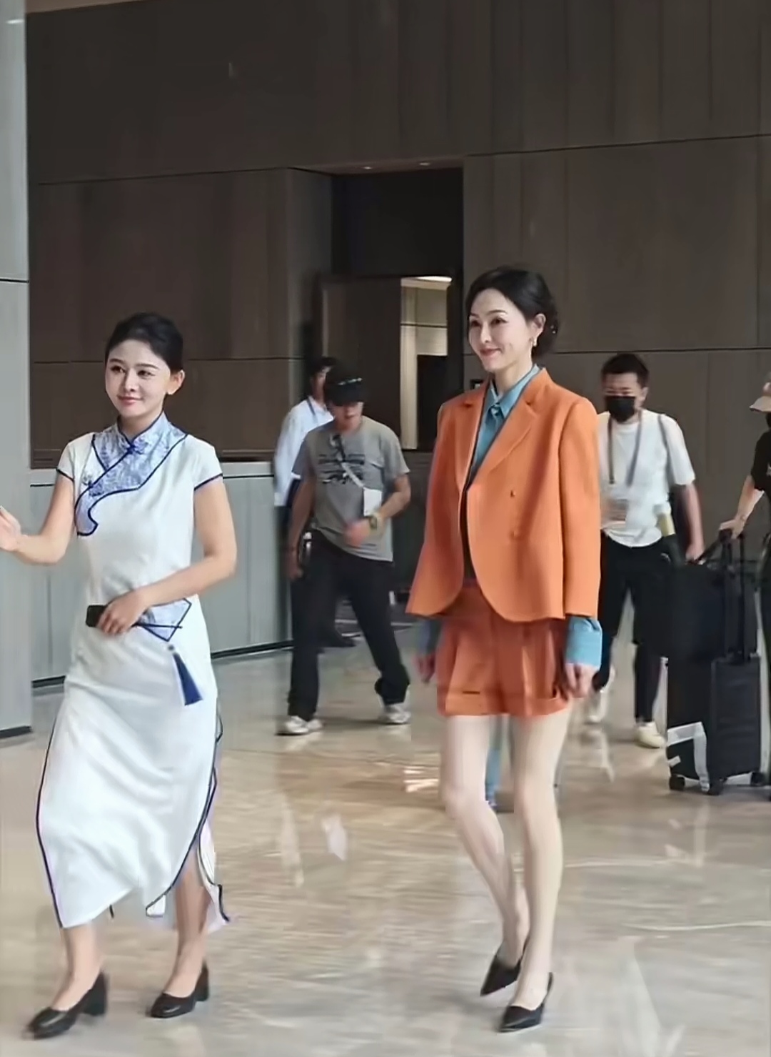 网友偶遇唐嫣，大长腿细长超抢镜，本人超美