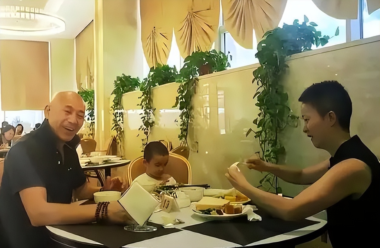 吃里扒外！13年前定居美国，回国捞金遭“驱逐”的她，52岁成笑话