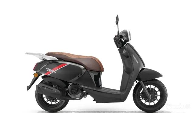 售价7980元，阳光50上市，近期蓝牌小踏板最便宜车型！