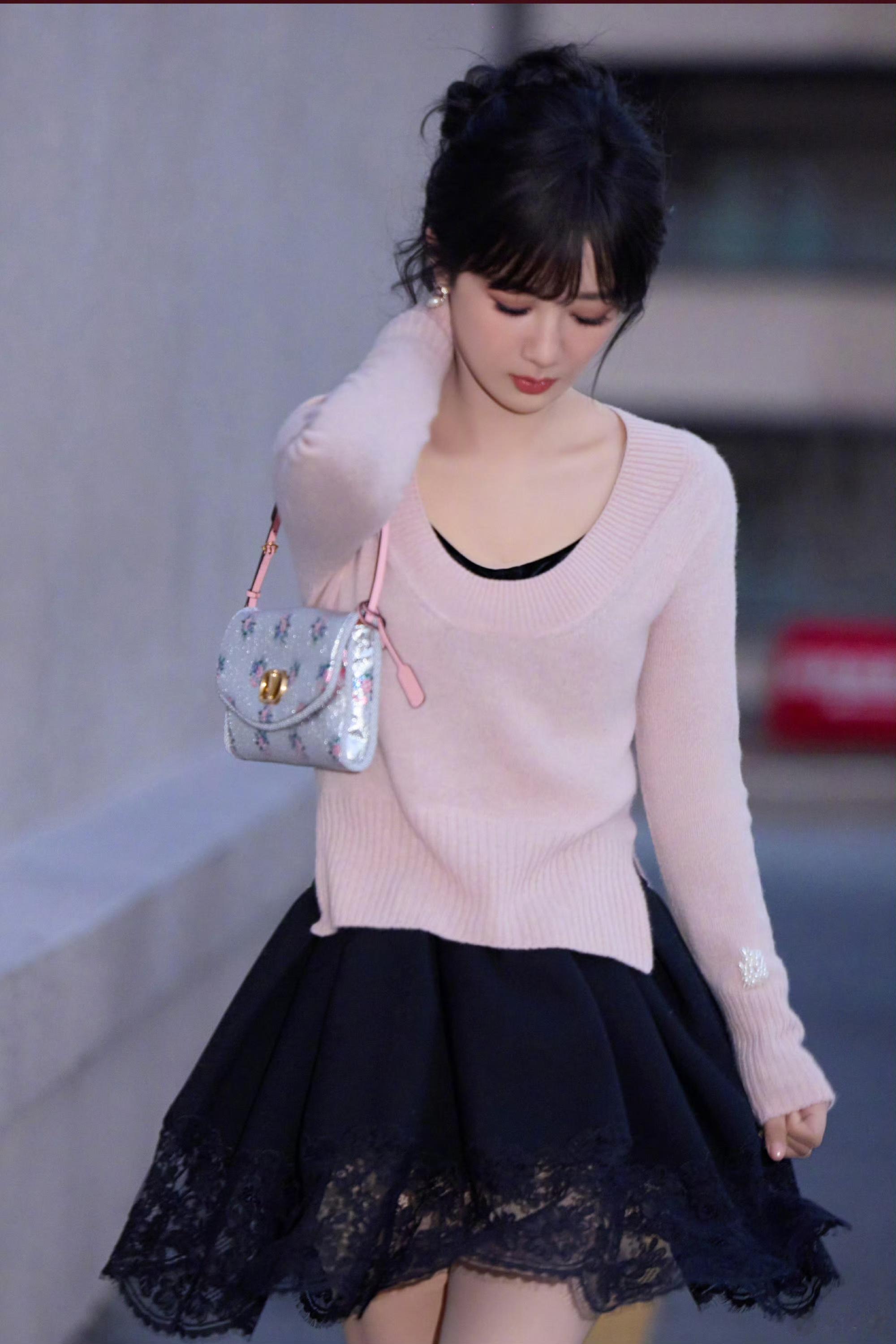 杨紫穿浅粉太适配!针织衫连衣裙切换,甜而不腻超显气质