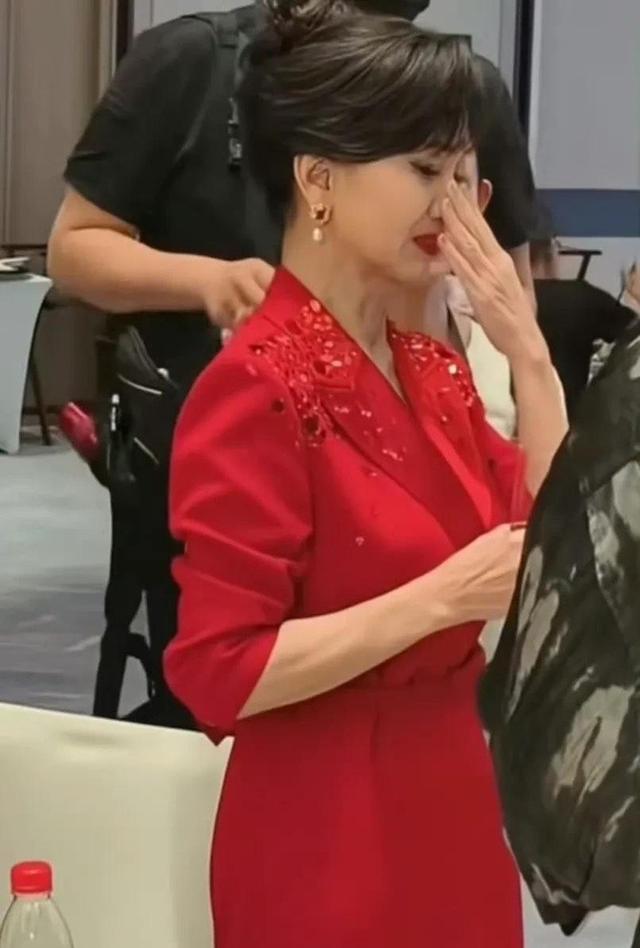 太难了!赵雅芝活动现场哽咽流泪 ,七十二岁的她是全家人的顶梁柱