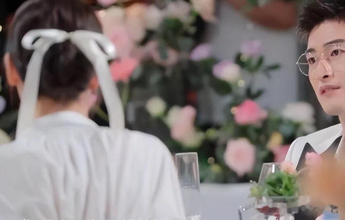 张翰独居北京大平层，女友首次公开靓丽，两人共食一碗面