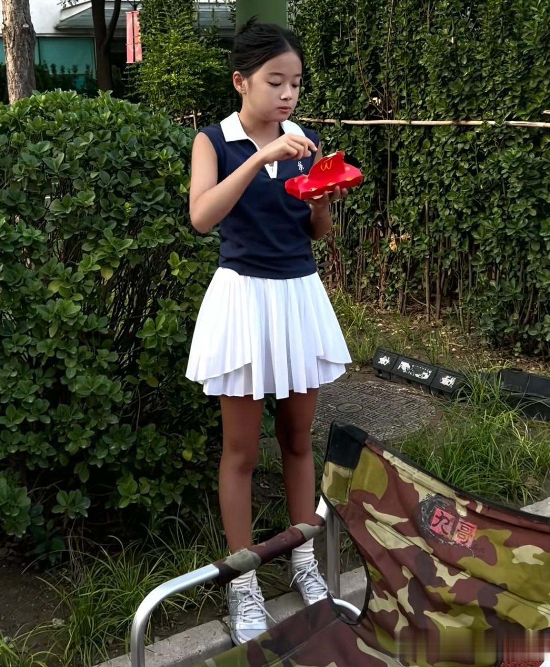 梅婷陪女儿工作，12岁快快皮肤黑但长得漂亮，母女共用一张脸