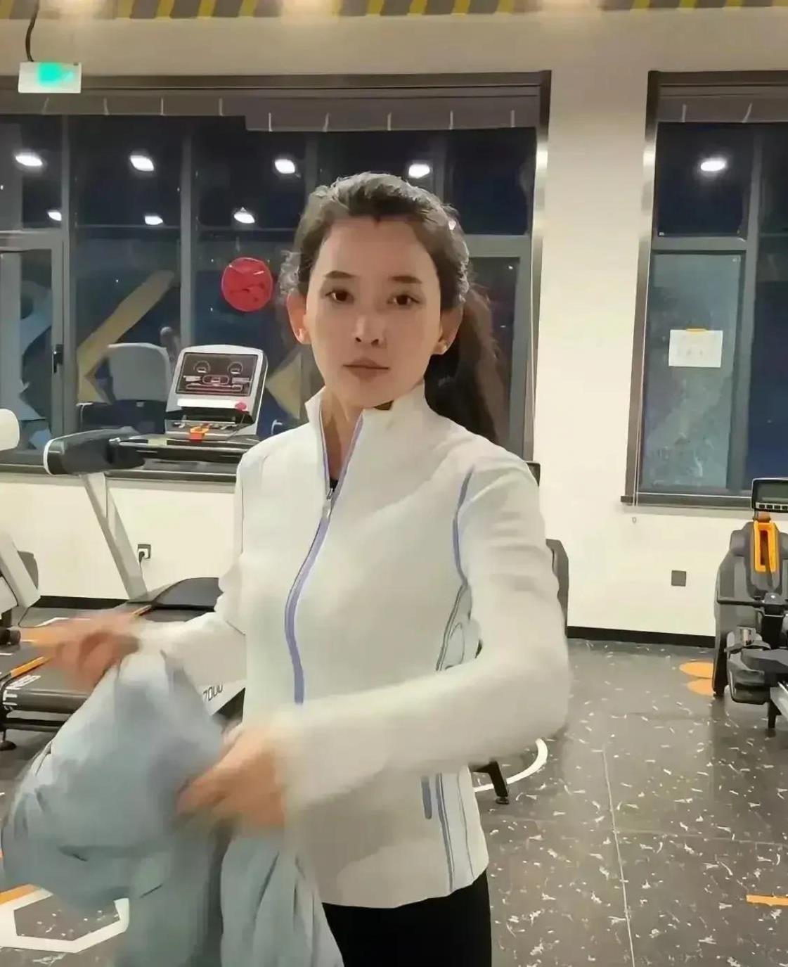 汪峰新女友现身健身房，李巧“幸福肥”造型曝光