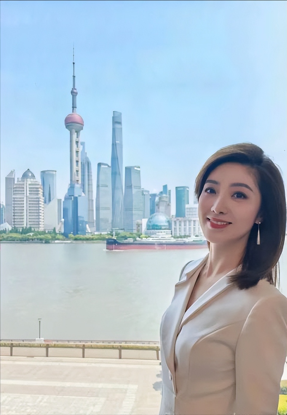 上海主持人何卿：曾是前国脚女友，低调嫁人后，9岁女儿为她争光