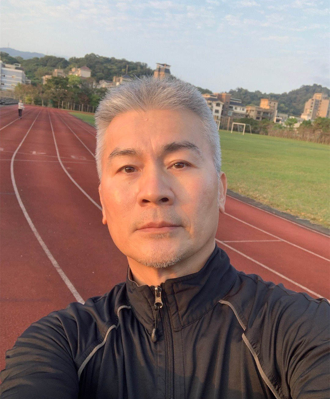 实现财富自由后，他选择移居美国，住豪宅开豪车，无妻无子很潇洒