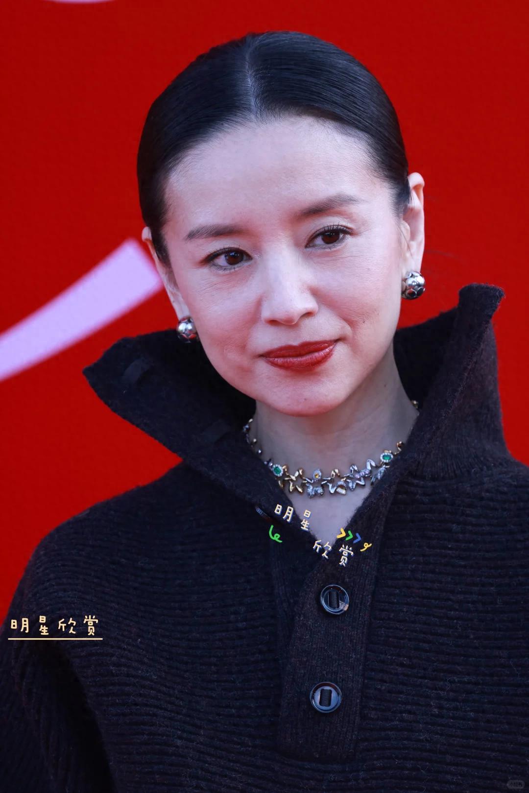 老了也是法拉利！50岁崔智友和45岁董洁一身白衣，各有各的高级