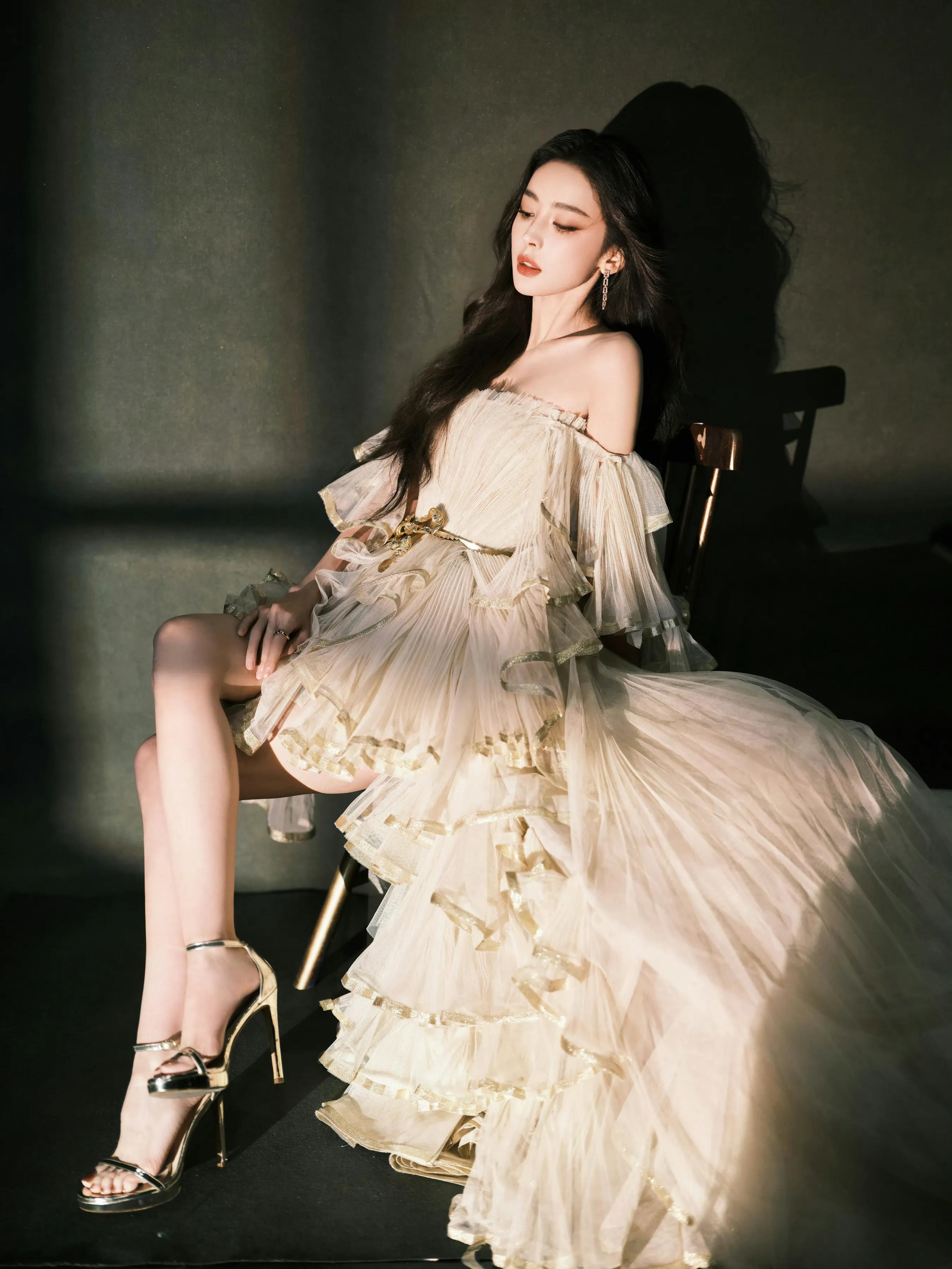 古力娜扎高跟凉鞋写真大片，好美