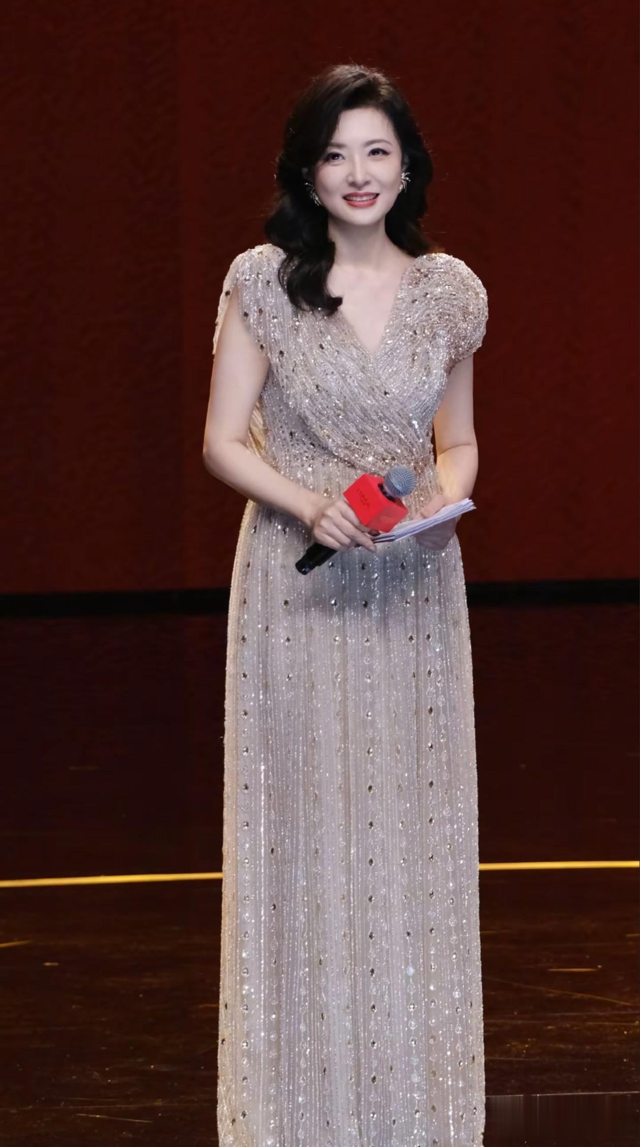 57岁周涛活动穿搭：深V裙+大波浪，尽显好身材，气质不输李冰冰