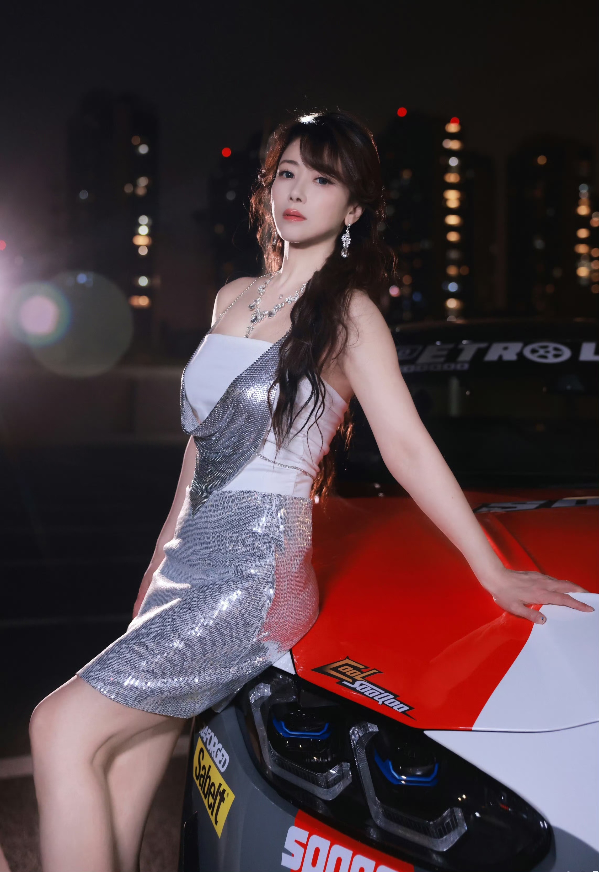 陈紫函,露腰银色短裙,活力赛车美人