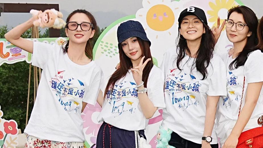 杜华晒出40+女星同框照！章子怡素颜认不出，李小璐打扮显年轻