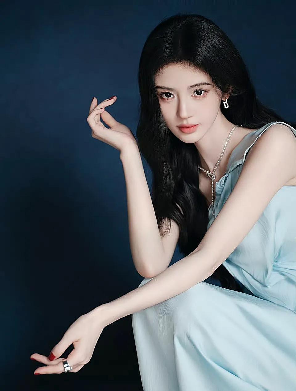 鞠婧祎，冰蓝之美！