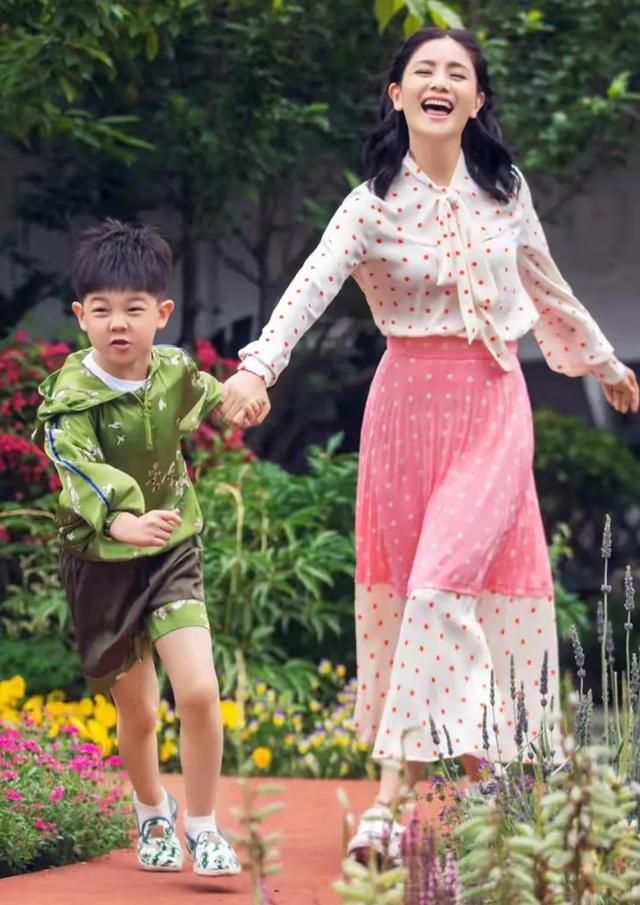 沙溢叛逆期的儿子安吉，终于肯剪头发啦，妈妈胡可开心得合不拢嘴