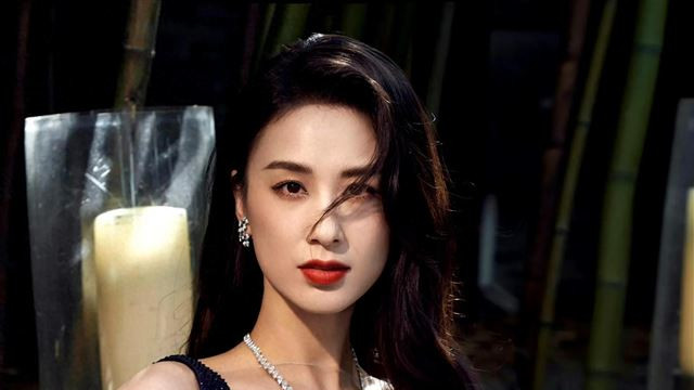 黄圣依，身穿深蓝色星光长裙，目光如炬，有一种女王归来的气场