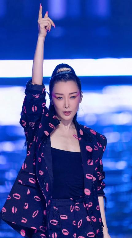 53岁孙悦现状：嫁大9岁二婚富豪，生冠军儿子，状态比20岁还要好