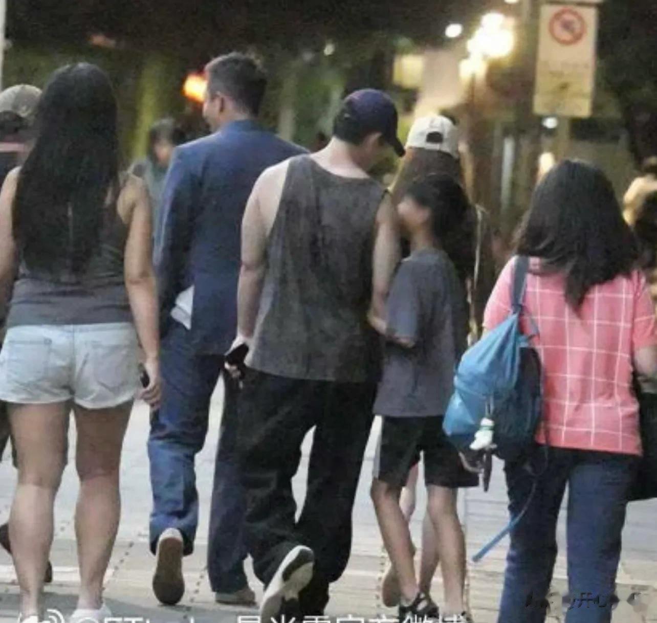 大小S妈妈黄春梅现身！笑容满面状态好，和范玮琪一起过中秋节