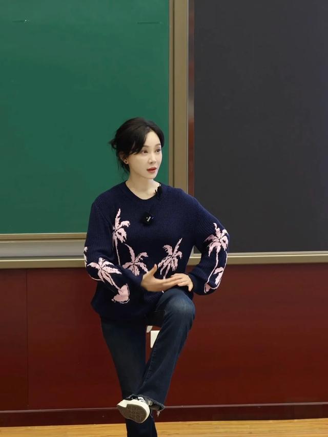 48岁陈数中戏授课!示范戏曲动作被赞教科书级别,这才是顶级优雅