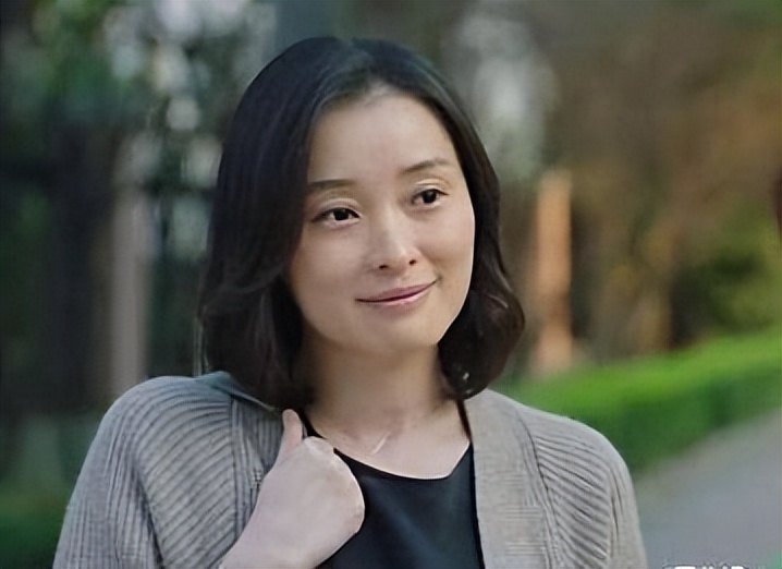 吴越84岁父亲中风，没法去养老院只能请护工，她53岁未育享受孤单