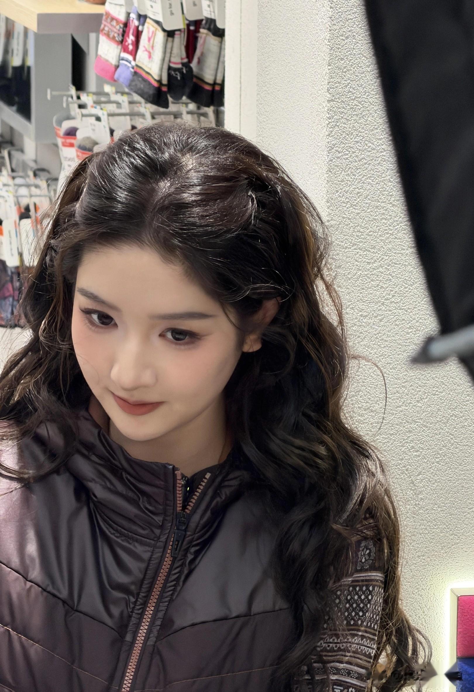 王玉雯北京出席线下活动，一袭浪漫波浪卷造型，这优雅范儿太绝了