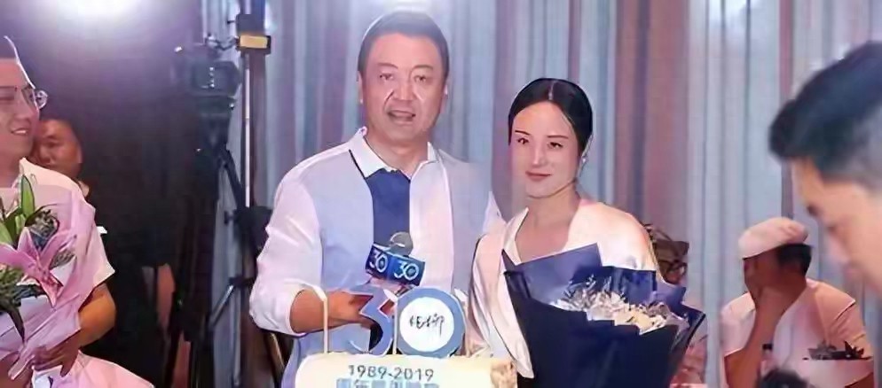 她是著名歌唱家，丈夫曾是央视主持，47岁儿女双全担任企业高管