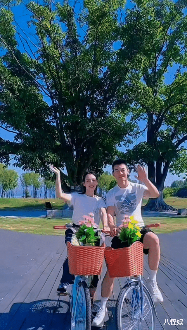 任天野520晒照，妻子露面年轻漂亮，俩人定居大理牵手骑车真幸福