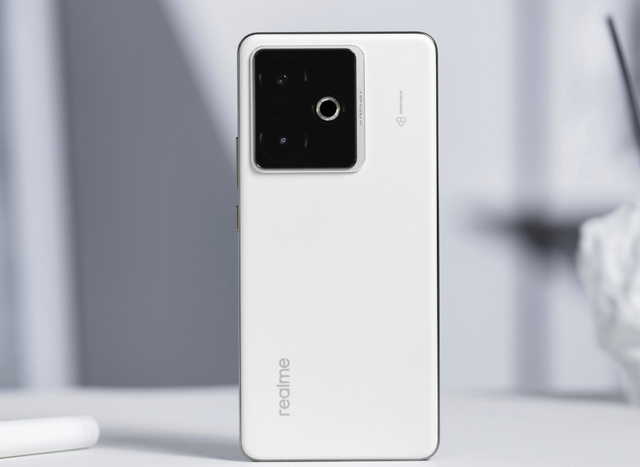 真我“踢馆”,天玑9400+芯片、7200mAh电池,补贴到1989元