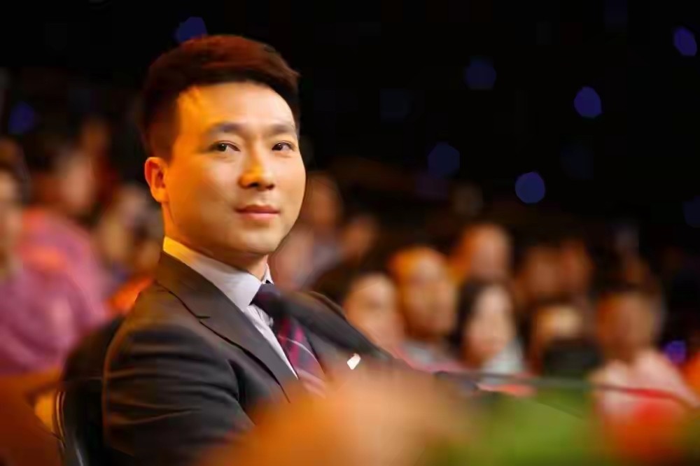 央媒官宣！盼了20年的接班人终于出现，康辉这下可以放心了