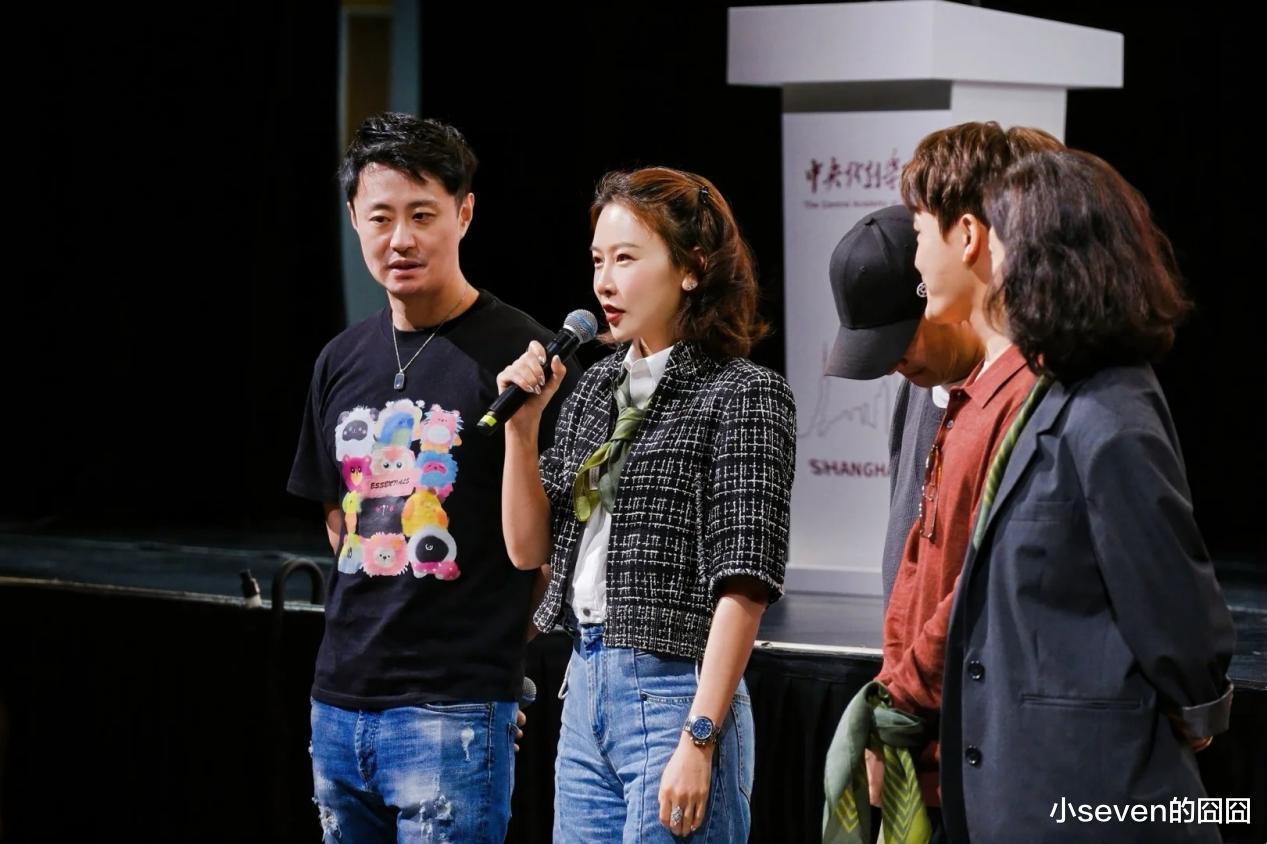 文章参加中戏同学会合照曝光,沈佳妮素颜出镜,满脸笑容略显衰老