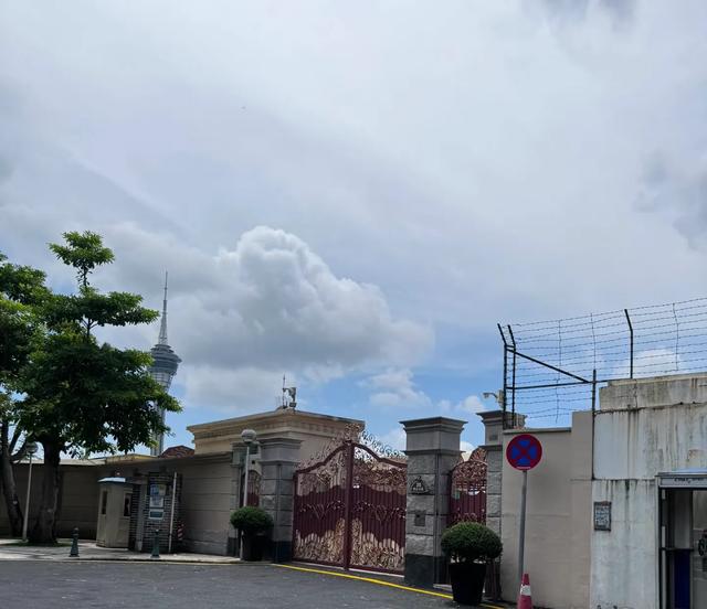 何超莲庆 34 岁生日！三房大合体，陈婉珍状态好，豪宅窗外风景吸睛