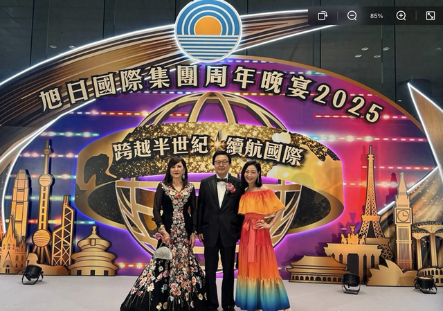 蔡志明全家罕见同台亮相,妻子穿大花裙很大气,汪圆圆低调站边上