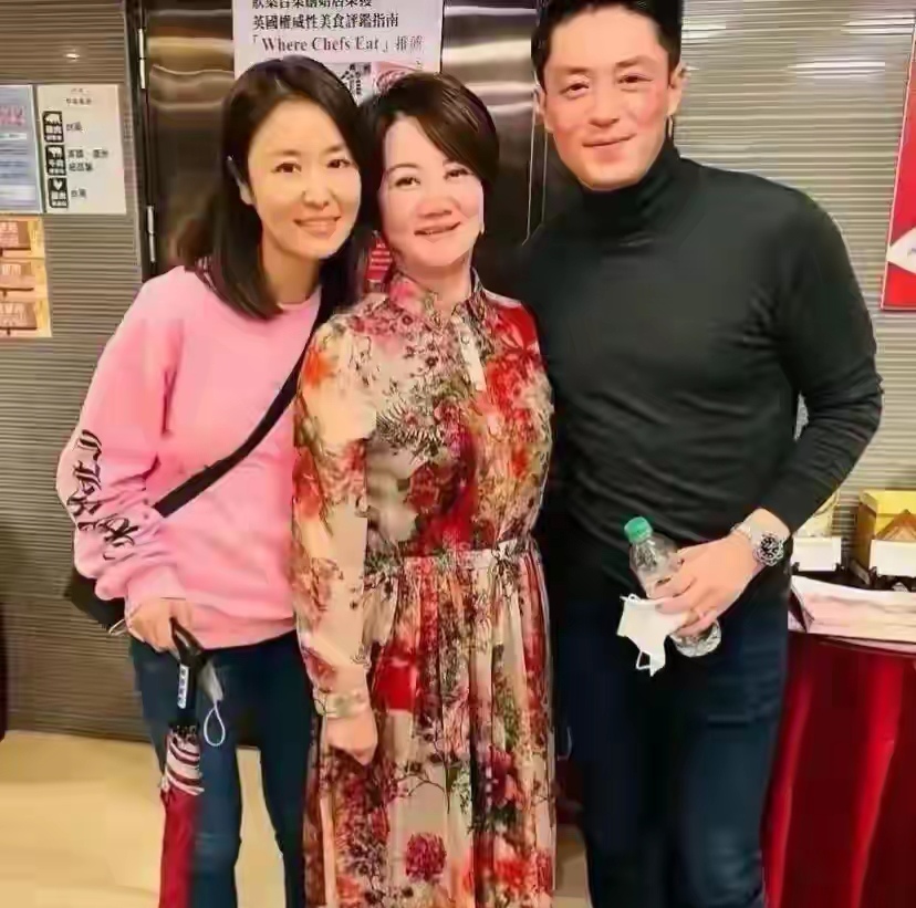 林心如父母复婚后罕露面！74岁林妈驼背显老，将举办50年金婚庆典