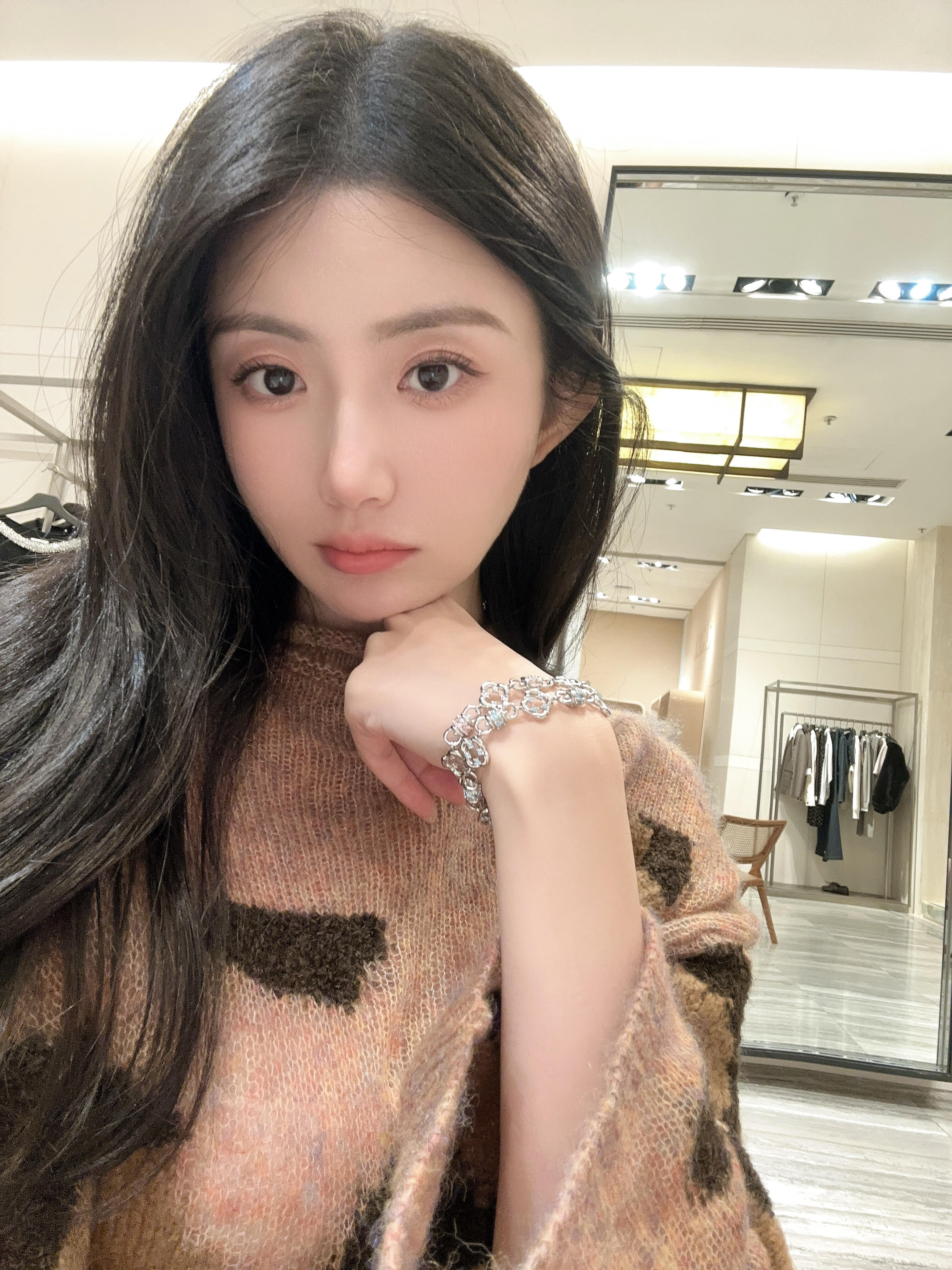 演员赵昕长筒靴穿搭美拍，清纯又可爱