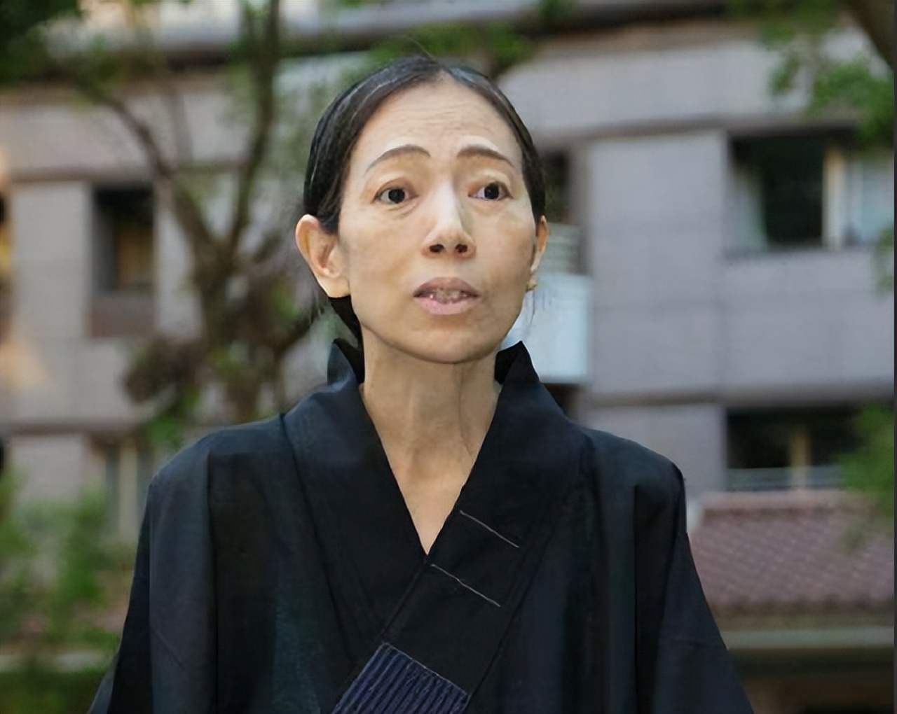 有过5任丈夫,曾想用40亿包养黎明,可她最后为何选择出家?